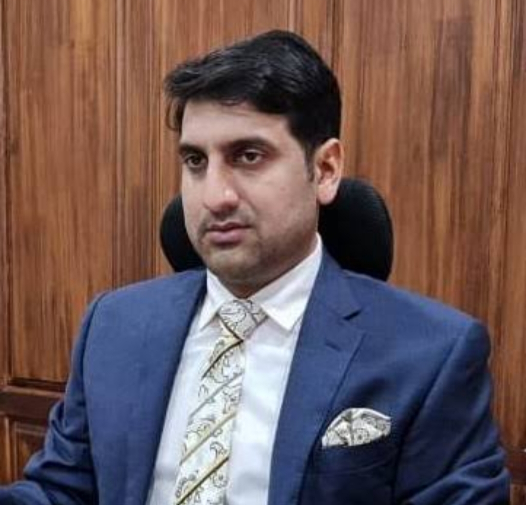 DC Srinagar conducts surprise inspection of Medical Shops in the City  20 shops inspected; 4 shops sealed for violations