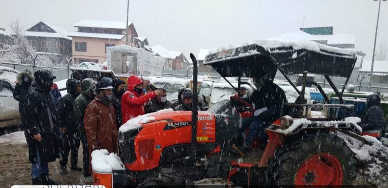 Snow or No-Snow:  SMC to spend half a crore rupee for a month, hires 120 tractors 