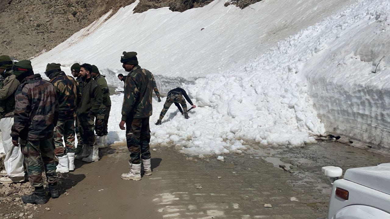 4 injured as avalanche hits vehicle in Kupwara  ‘8 persons stuck rescued safely