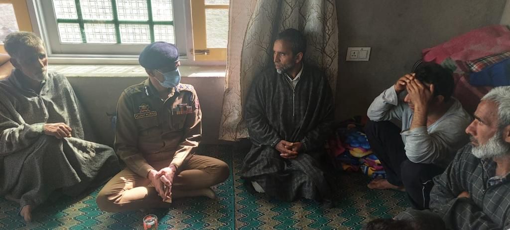 Top police officers visit Budgam to mourn killing of SPO, his brother  GP Kashmir, DIG Central Kashmir, SSP Budgam offer condolences to bereaved family