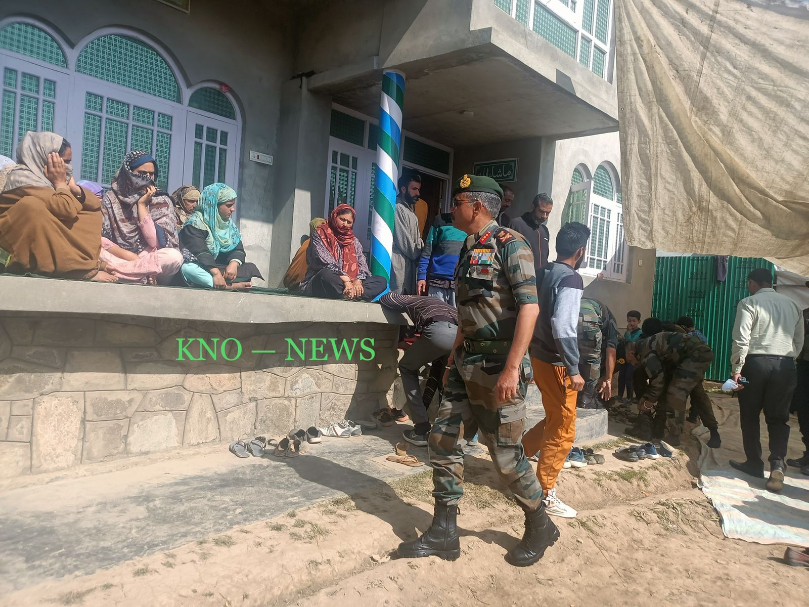 In a first, GoC 15 Corps Lt Gen D P Pandey visits house of slain SPO, his brother in Budgam