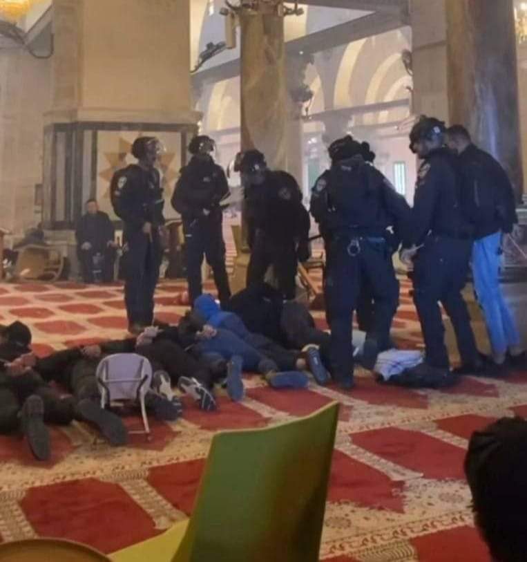 Clashes erupt at Jerusalem holy site, 117 Palestinians hurt