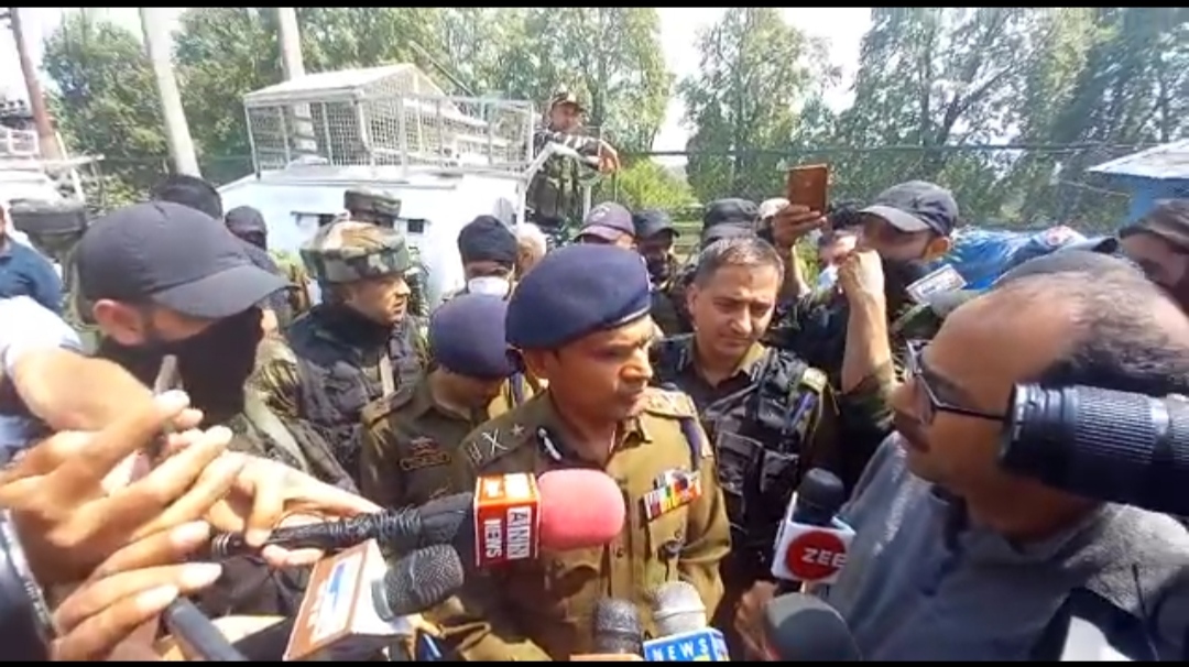 Two Pak militants killed in Srinagar Encounter, 2 cops, 1 CRPF trooper injured: IGP Kashmir  Says Adil Bhai (Pakistani) was Top LeT Commander for Central Kashmir
