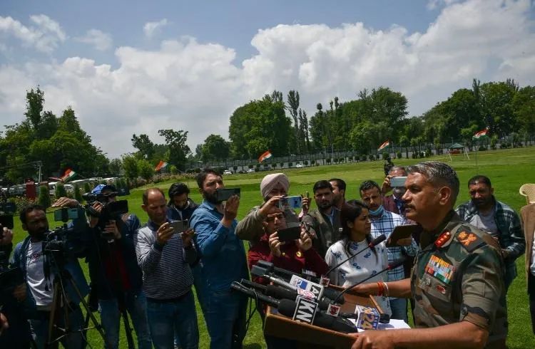 Chinar Corps Commander sounds sanguine about Kashmir in his last speech, Says Valley has come a long way  _“Jo bo diya wohi ug jata hai shayad pathar bhi bo do toh pathar nikal aayega”_