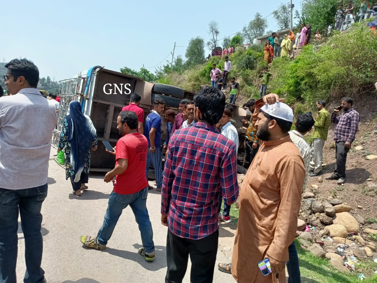 Several persons injured in minibus accident in Rajouri