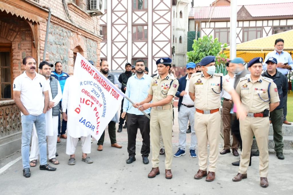 IGP Kashmir flags off a group of youth for Bharat Darshan Tour in Srinagar