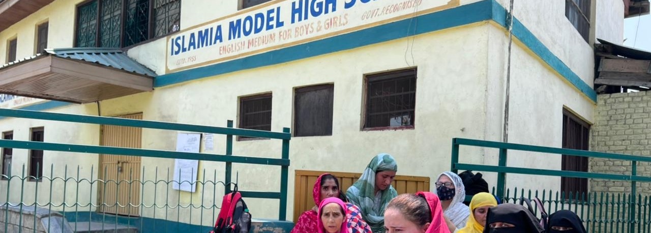 Protest:  Authorities in Srinagar shut down school without informing parents, students 