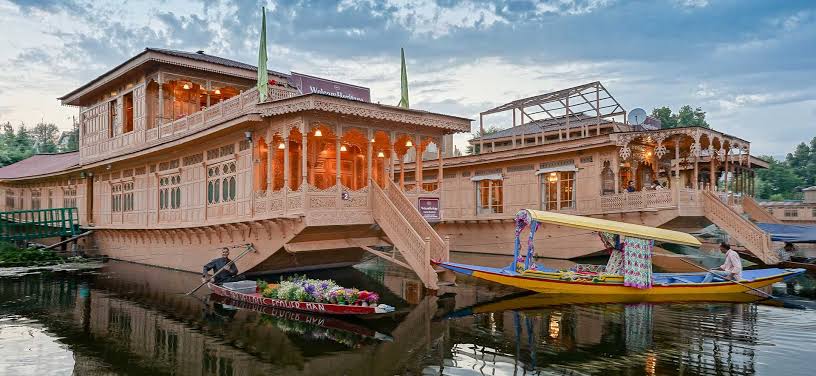 Bumper Tourism in Kashmir! Jam-packed houseboats remind Dal dwellers golden era of 70’s