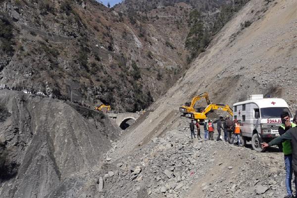 Jammu-Srinagar national highway blocked for traffic due to landslides: Officials     Say it will take 6-7 hours to clear the road; SSG road closed due to maintenance, repair works of Zojila axis
