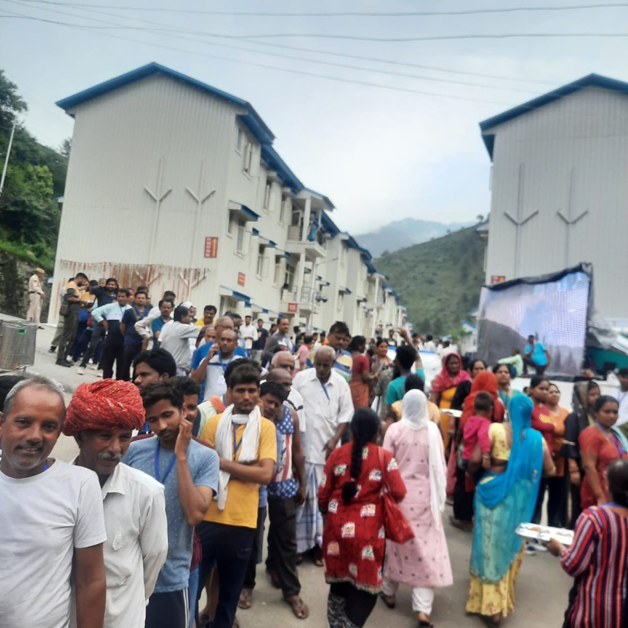 NH-44 Blockade: Yatris stopped at Yatri Niwas in Chanderkote, Say officials     Yatris will be allowed to move towards Kashmir once road is cleared