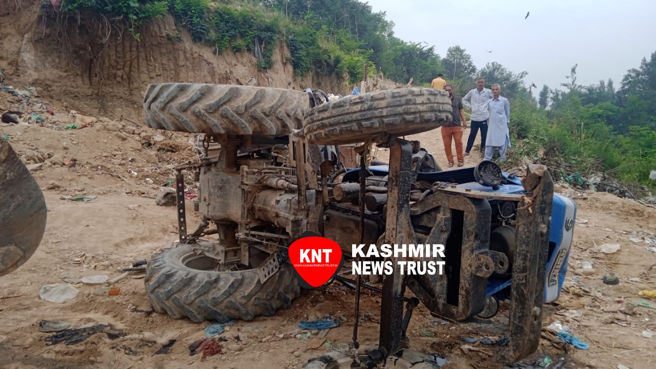 Municipal Committee Budgam tractor overturns, sweeper dead, driver injured