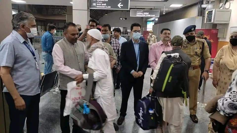 First batch of 145 J&K pilgrims return from Saudi Arabia after performing Hajj 2022     Div Com, DIG, Haj Officials receive pilgrims at Sgr international airport, Last flight of Hajis to arrive on Aug 1