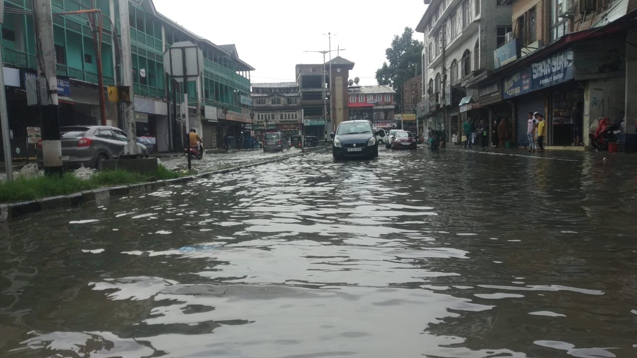 Roads, lanes inundated as heavy rain lashes Sgr, other J&K parts