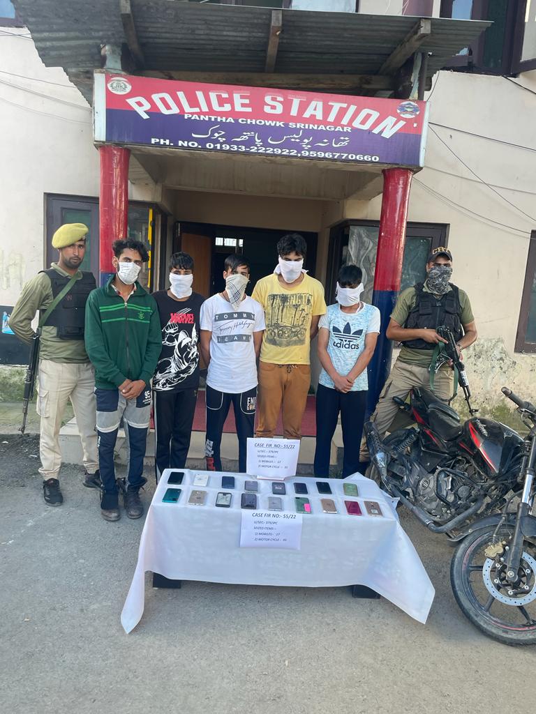 Police arrest 5 thieves for stealing cell phones, motor-cycle