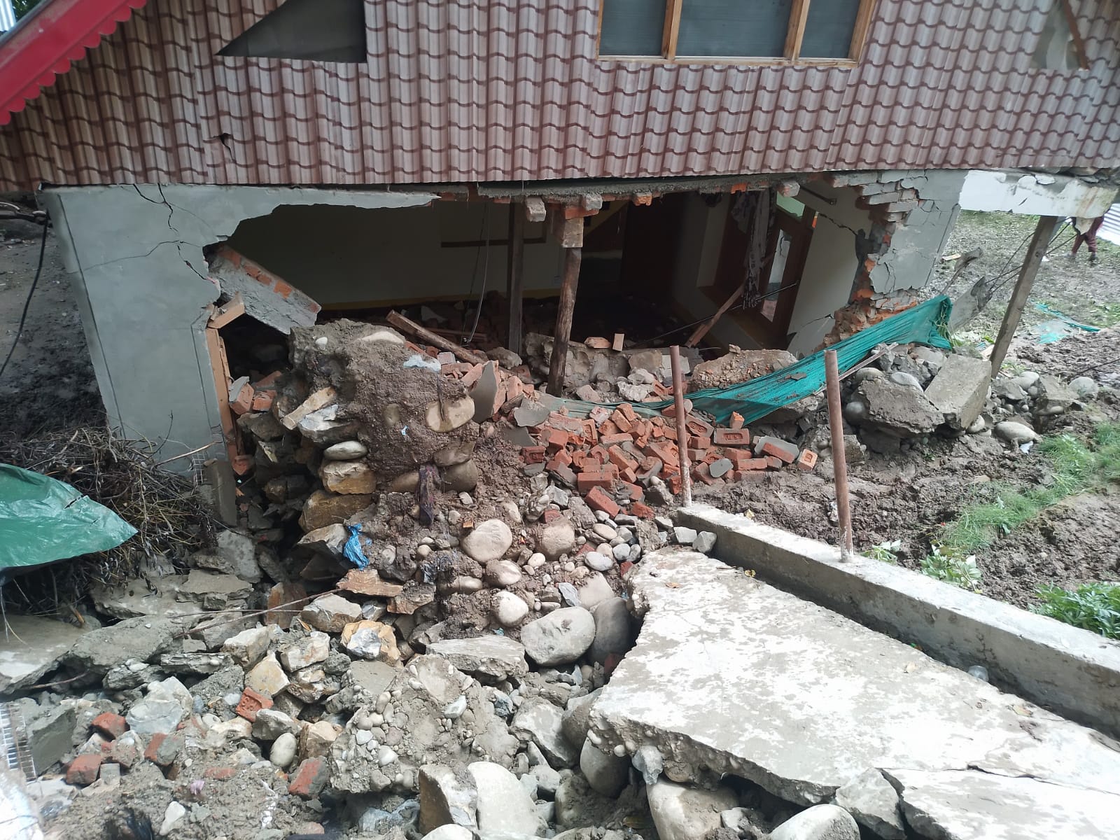 Three houses damage due to incessant rains in Central Kashmir’s Budgam