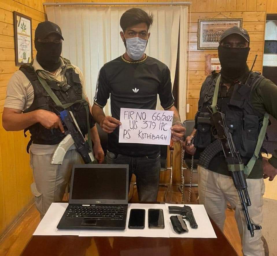 Extortionist held with Fake Pistol in Srinagar: Police