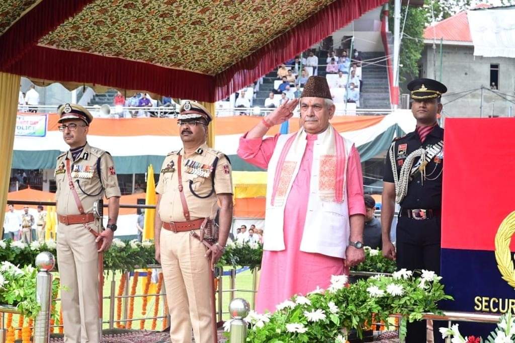 Security Forces have launched last assault to dismantle ‘terror network’ in J&K: LG Manoj Sinha     Says stone pelting, hartals, closure of schools a history now; all efforts to misguide youth given a befitting reply, 30,000 Govt jobs provided to youth; J&K youth showed great enthusiasm for Har Ghar Tiranga campaign; UT on path of peace, development