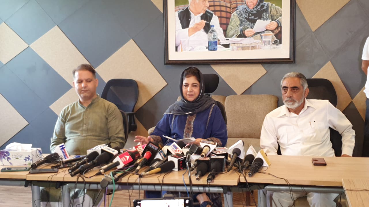 Voting Rights to Non-Locals: Mehbooba calls for all party meeting to decide future course of action  Says after 2024 elections, BJP will remove Indian constitution, replace tricolor with ‘Bhawa flag’; appeals all parties to join hands to fight decision tooth and nail