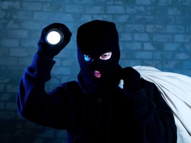 Burglars Loot 3 shops, house in Surankote Poonch