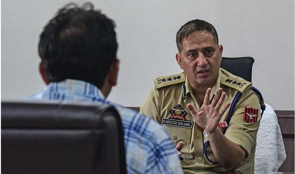 Police urges people to stay indoor in Rajbagh Until Wild bear, Cub is Caught