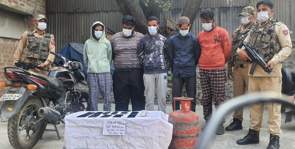 Notorious Gang Busted in Srinagar, 05 Persons arrested, Stolen Items Recovered: Police