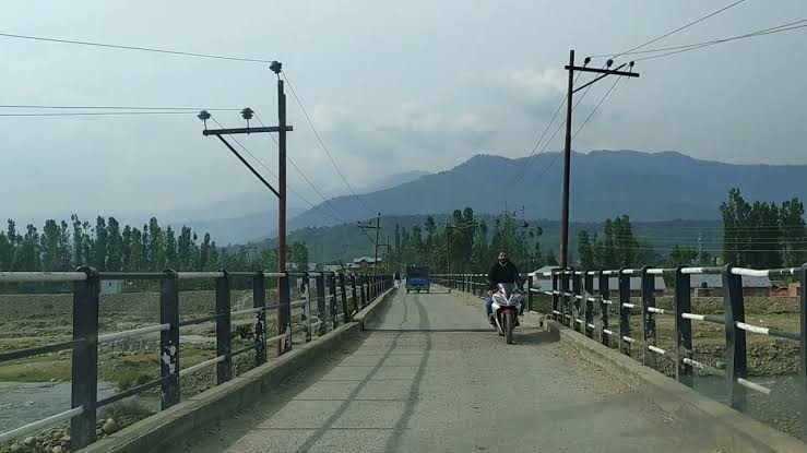 Brazloo bridge in Kulgam closed for heavy motor vehicles