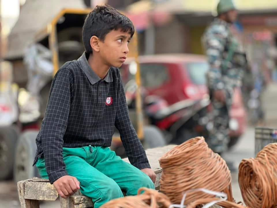 Age doesn’t matter when it comes to poverty: This 10-year-old Srinagar boy sells Kangris (firepots) to support family