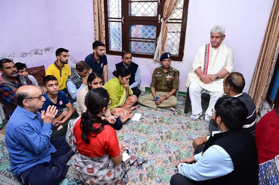 Wife of Pandit, killed by militants in Shopian on Oct 15, to be given govt job: LG Sinha
