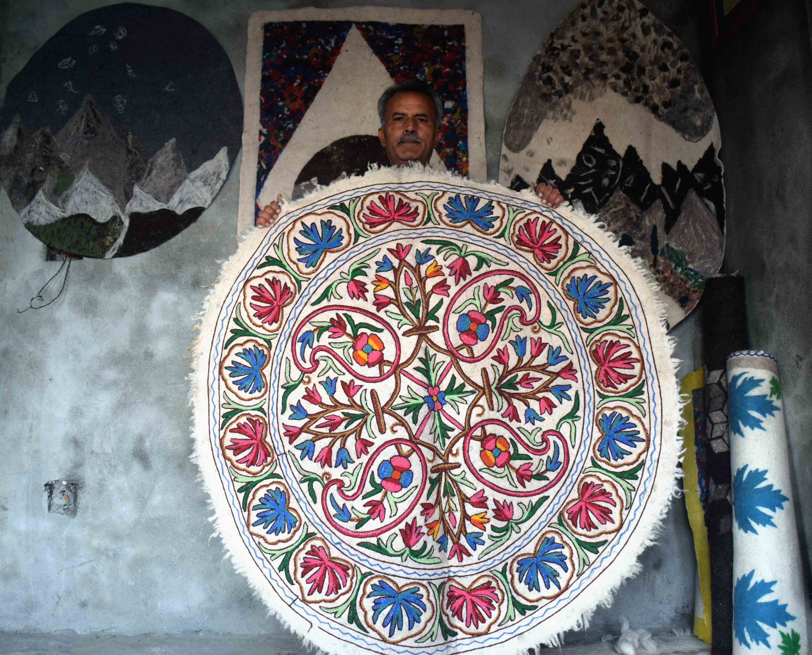 Srinagar’s Namda man gives new twist to dying craft