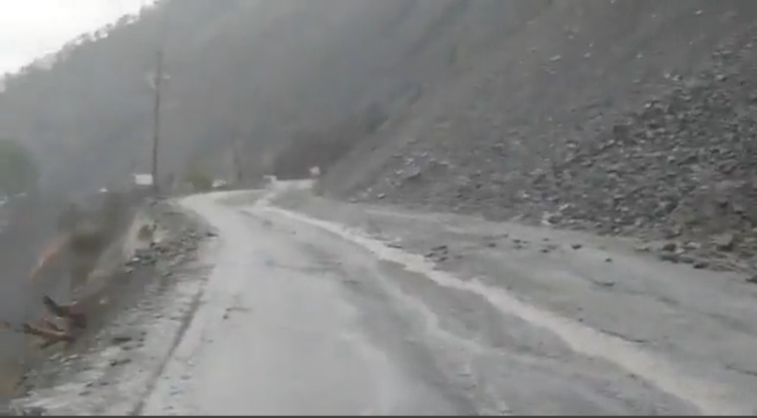 Shooting stones, mudslides shuts Jammu-Srinagar highway