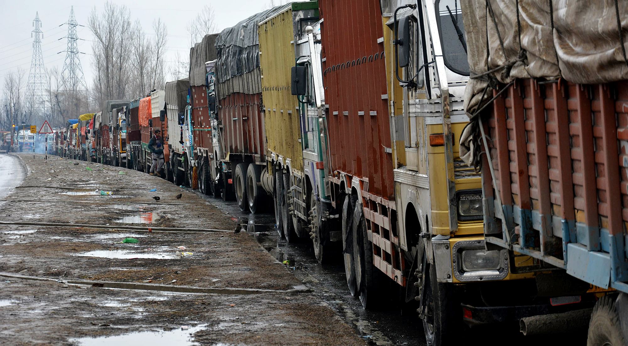 Mega fruit mandi Shopian allegedly collects charges from truckers
