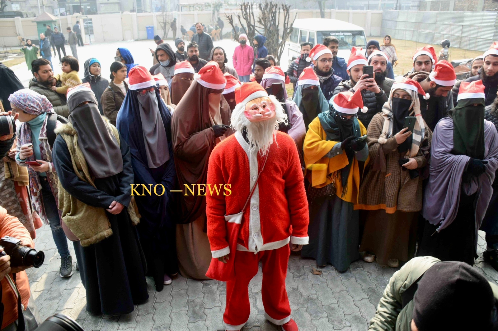 Kashmiri Muslims converge at Srinagar Church to lit up Christmas festivity