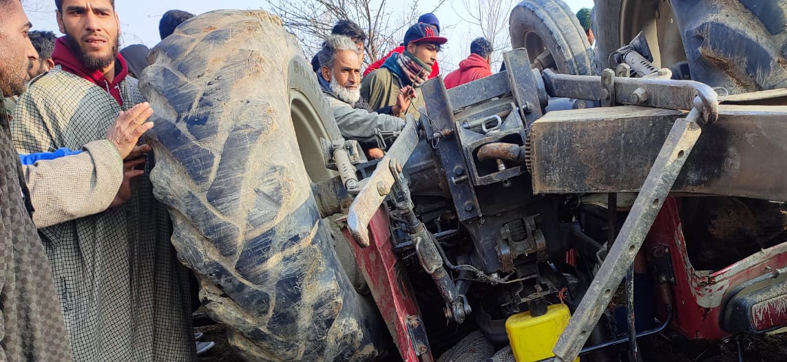 Labourer dies after tractor over-turns in Budgam