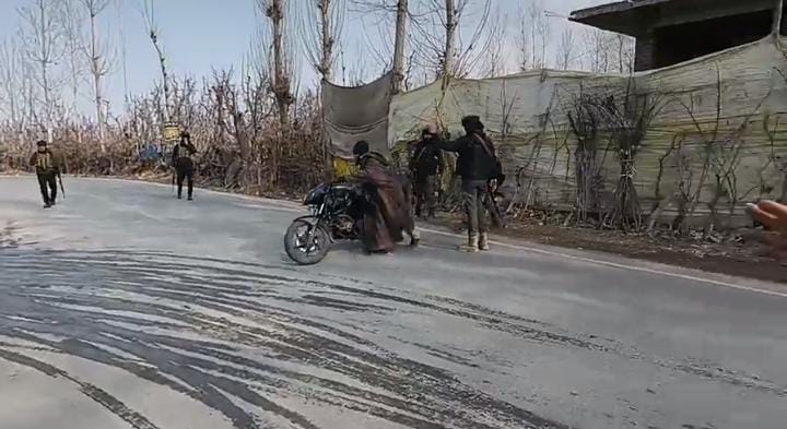 Suspected militants snatch rifle from CRPF trooper in south Kashmir