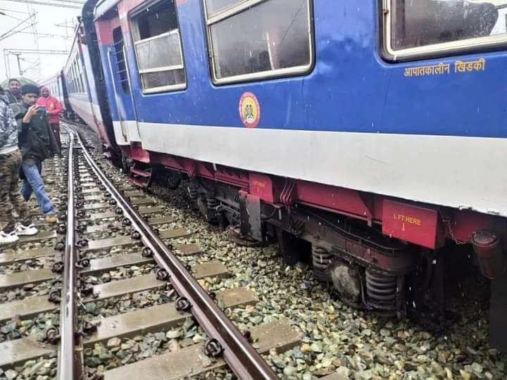 Train derails in Budgam’s Mazhoma, no casualties reported