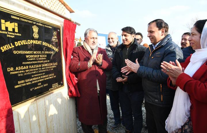 Principal Secretary to Govt. Dr. Asgar Hassan Samoon (IAS) was accompanied by DDC Srinagar Shri Mohammad Aijaz (IAS), Director Skill Development J&K Shri Sudershan Kuman (JKAS) , S.E & XEN (PWD)(R&B), Joint Director and Skill Development Department and Principals of Polytechnics and ITIs.