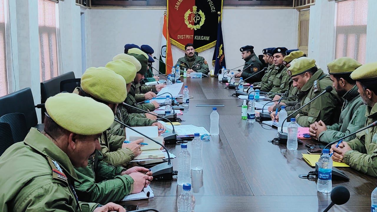 DIG SKR Visits Kulgam, Chairs Crime/Security Review Meeting