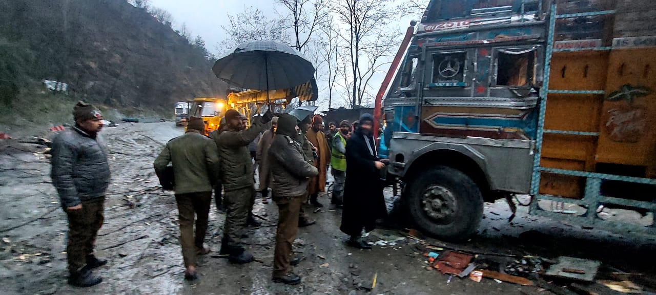 One killed, 2 Injured By Shooting Stones On Jammu-Srinagar Highway