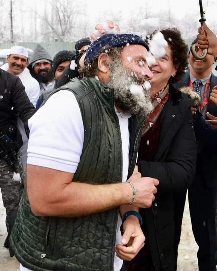 Rahul Gandhi, Priyanka play with snow, throw it on each other in Srinagar