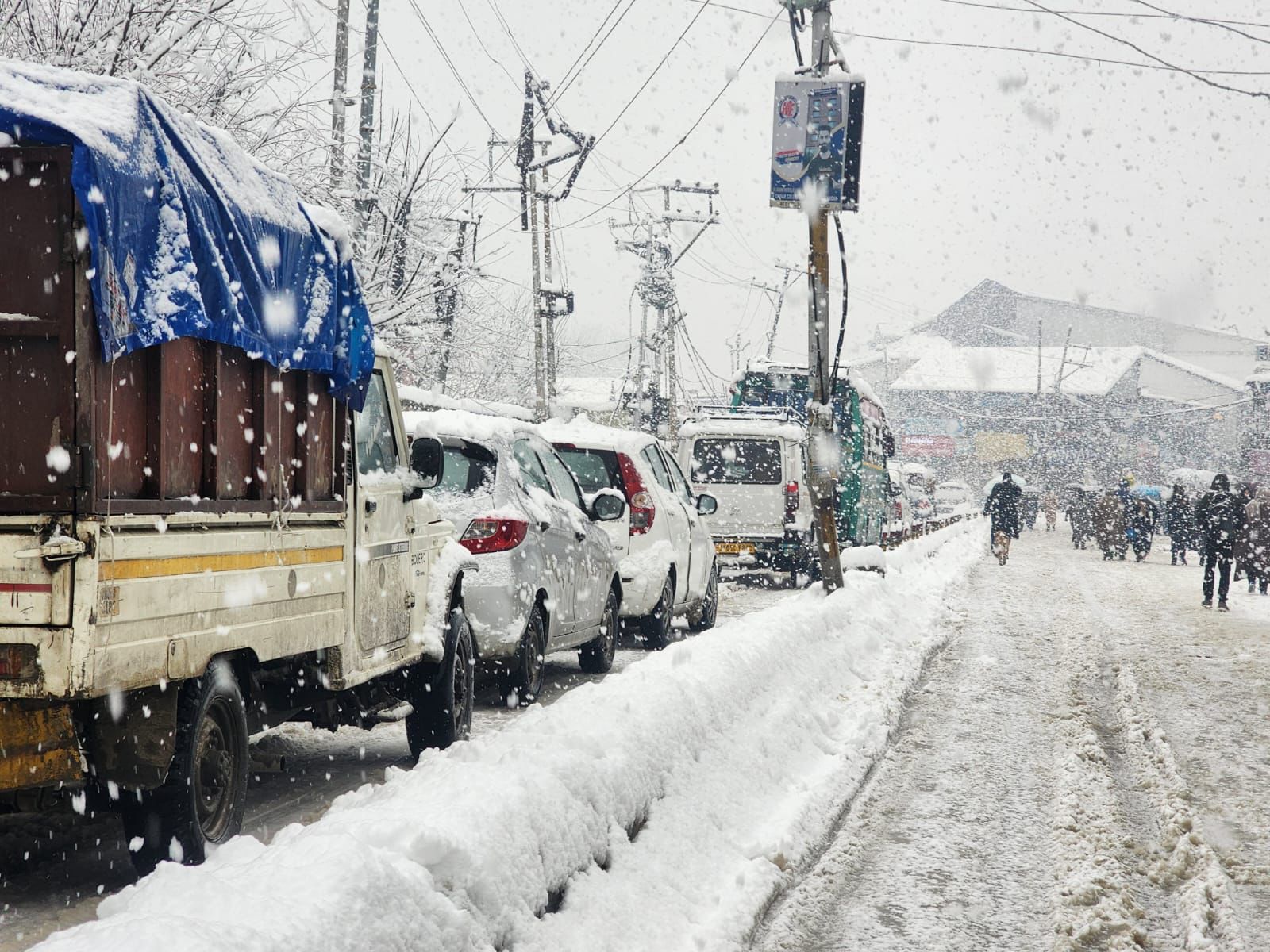 Authorities yet to clear snow of roads in Sopore: Alleges residents