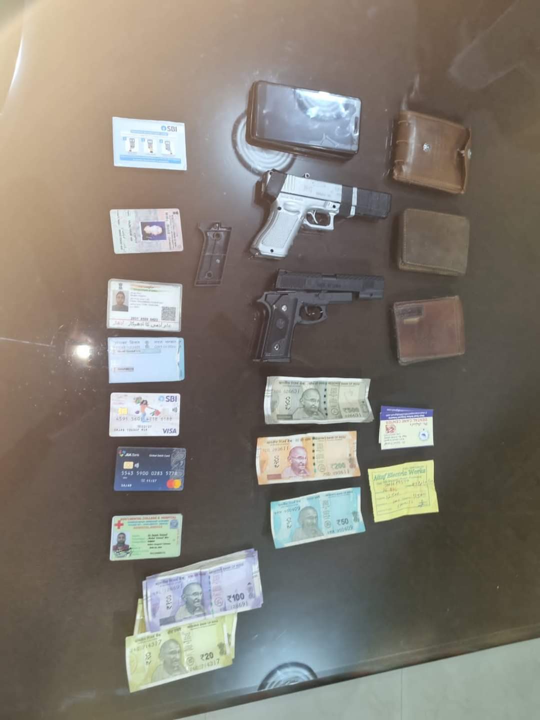 Pulwama Police busted Extortion Racket and arrested one robber who was impersonating as Militant with fake Weapons