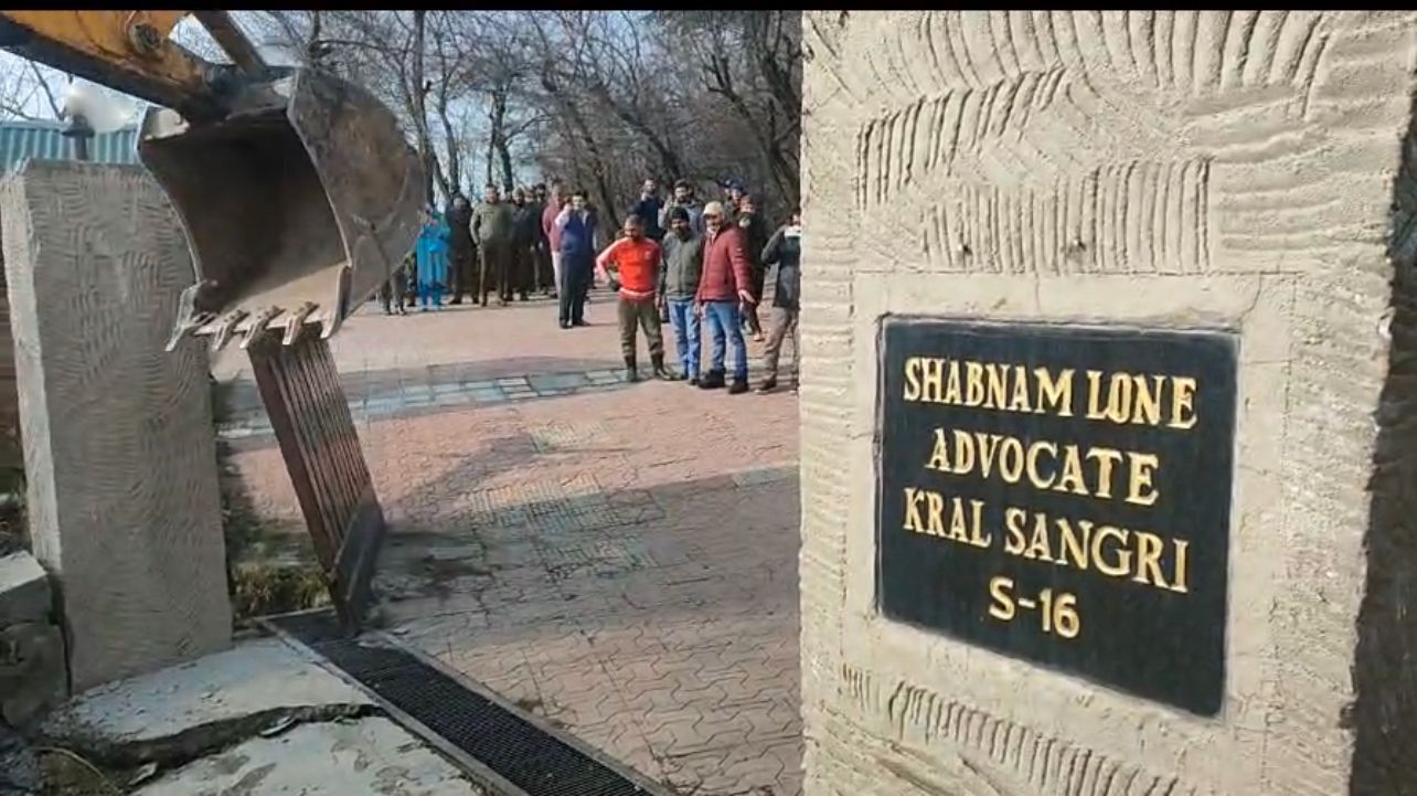 Bulldozer drive on property of ‘State land’ grabbed by Sajad Lone’s sister in Srinagar