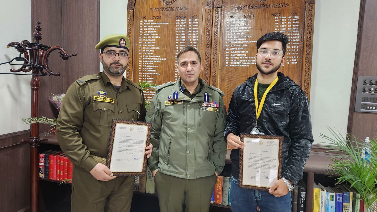 Police felicitates youth and Cop for saving life of woman in Srinagar
