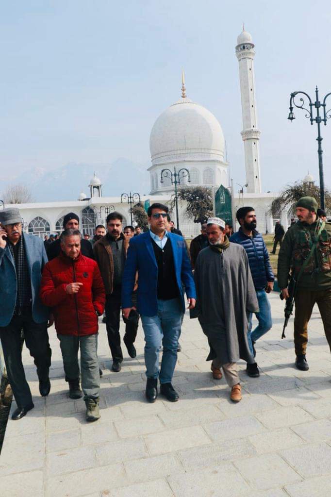 DC Srinagar visits Dargah Hazratbal; finalises arrangements for Meraj-un-Nabi (SAW)