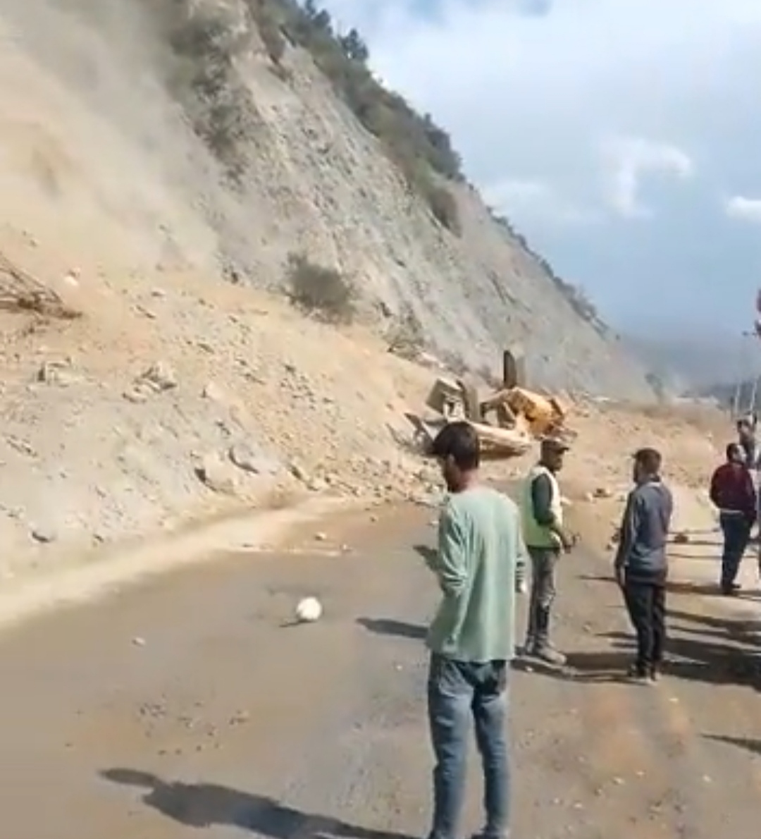 2 vehicles damaged, traffic disrupted on Srinagar-Jammu highway after landslide in Ramban