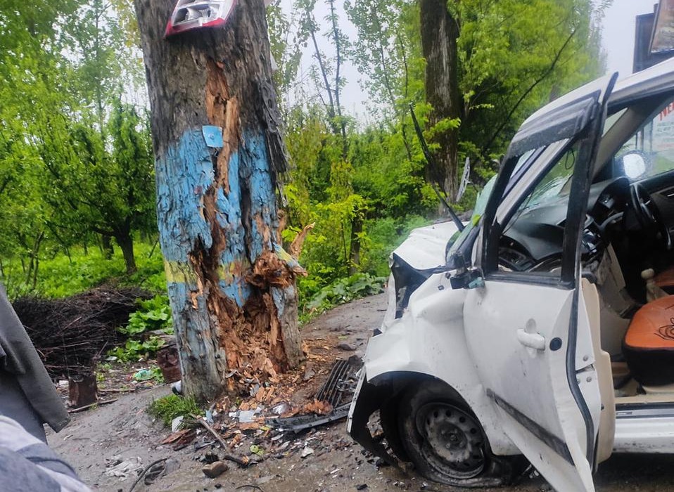 North Kashmir: Speeding car rams into tree, minor girl killed