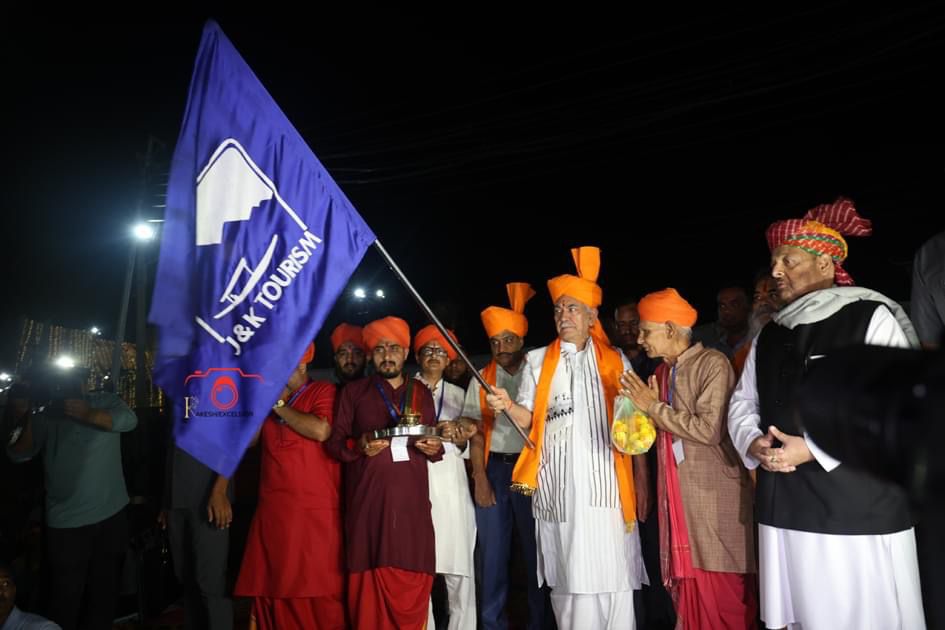 Amid tight security arrangements, first batch of Amarnath Yatris commence journey from Jammu