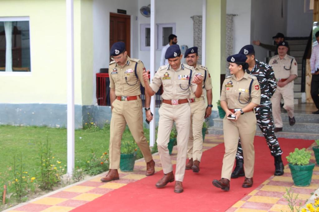 ADGP Kashmir Visits South Kashmir, Asks Officers To Intensify Operation Against Remnants of Militancy