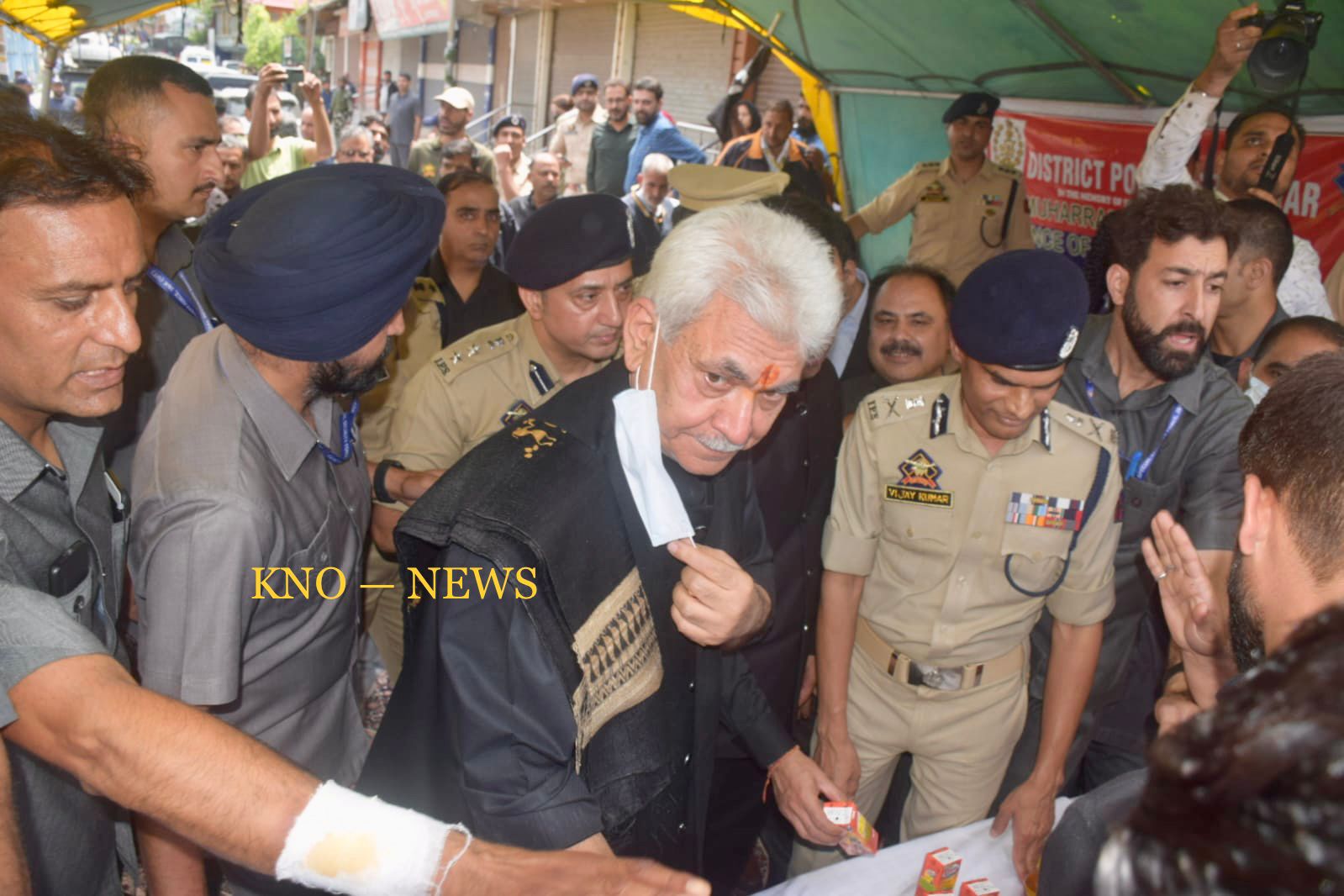 On Ashorra Eve, LG Manoj Sinha pays tributes to Imam Hussain (AS), distributes refreshments among mourners at Bota Kadal, Sgr