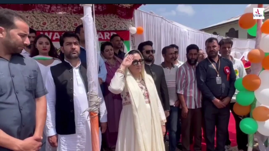 Andrabi unfurls tricolor at Waqf Event at Srinagar